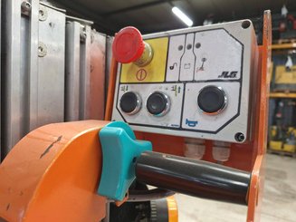 Plataforma com mastro vertical JLG TOUCAN DUO