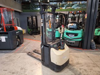 Stacker com condutor a pé Crown ESI4000-12
