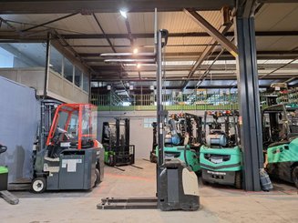 Stacker com condutor a pé Crown ESI4000-12