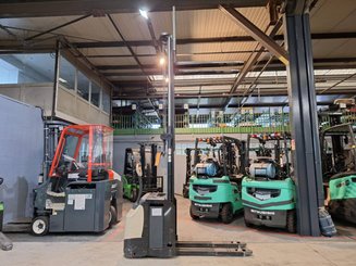 Stacker com condutor a pé Crown ESI4000-12