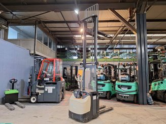 Stacker com condutor a pé Crown ESI4000-12