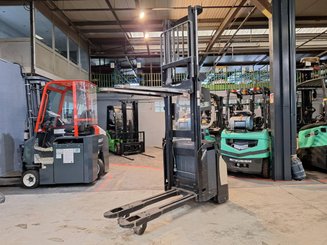 Stacker com condutor a pé Crown ESI4000-12