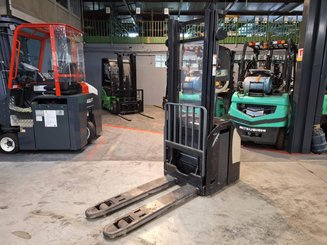 Stacker com condutor a pé Crown ESI4000-12