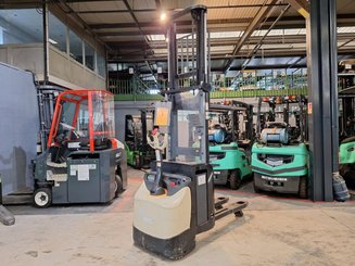 Stacker com condutor a pé Crown ESI4000-12