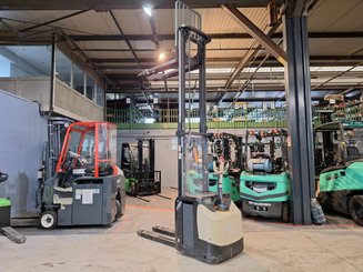 Stacker com condutor a pé Crown ESI4000-12