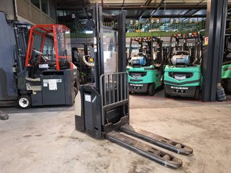 Stacker com condutor a pé Crown ESI4000-12