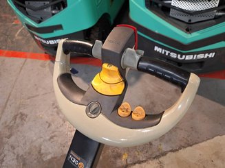 Stacker com condutor a pé Crown ESI4000-12