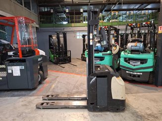Stacker com condutor a pé Crown ESI4000-12