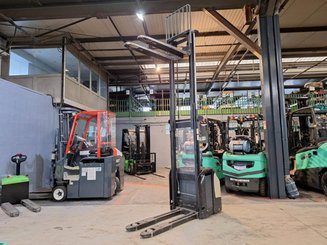 Stacker com condutor a pé Crown ESI4000-12