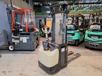 Stacker com condutor a pé Crown ESI4000-12