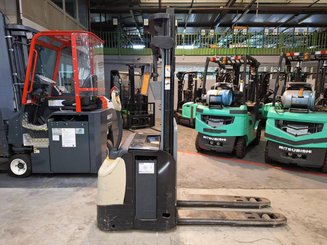 Stacker com condutor a pé Crown ESI4000-12