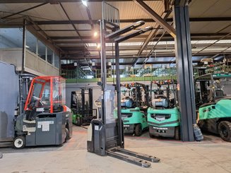 Stacker com condutor a pé Crown ESI4000-12