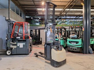 Stacker com condutor a pé Crown ESI4000-12
