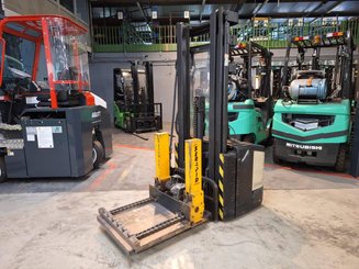Stacker com condutor a pé Crown WE2300-16