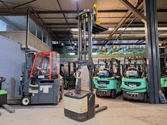 Stacker com condutor a pé Crown WE2300-16