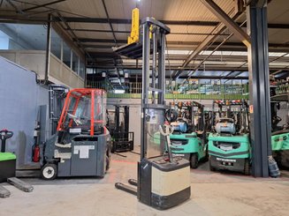 Stacker com condutor a pé Crown WE2300-16