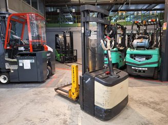 Stacker com condutor a pé Crown WE2300-16