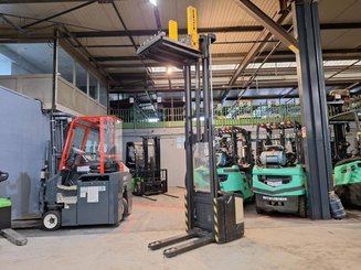 Stacker com condutor a pé Crown WE2300-16
