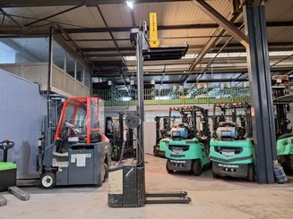 Stacker com condutor a pé Crown WE2300-16