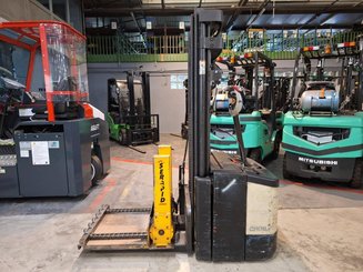 Stacker com condutor a pé Crown WE2300-16
