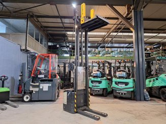 Stacker com condutor a pé Crown WE2300-16