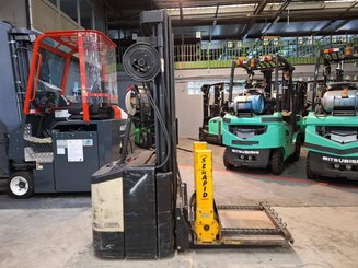 Stacker com condutor a pé Crown WE2300-16