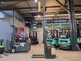 Stacker com condutor a pé Crown WE2300-16