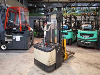 Stacker com condutor a pé Crown WE2300-16