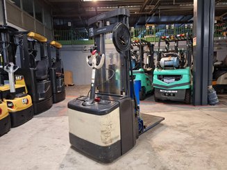 Stacker com condutor a pé Crown WE2300-16