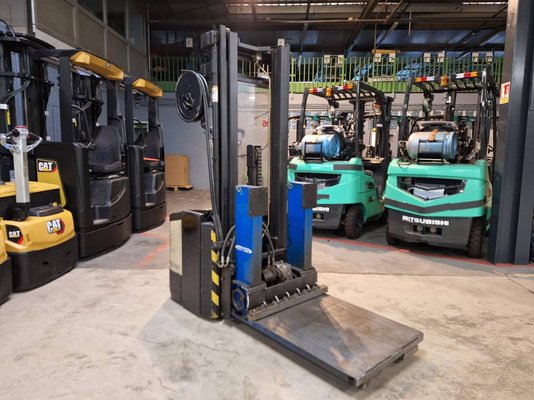 Stacker com condutor a pé Crown WE2300-16 - 1