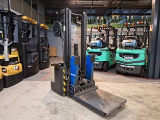 Stacker com condutor a pé Crown WE2300-16