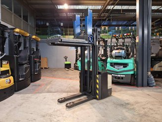 Stacker com condutor a pé Crown WE2300-16