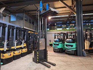 Stacker com condutor a pé Crown WE2300-16