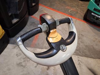 Stacker com condutor a pé Crown WE2300-16