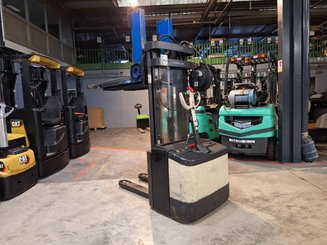 Stacker com condutor a pé Crown WE2300-16