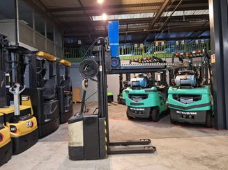 Stacker com condutor a pé Crown WE2300-16