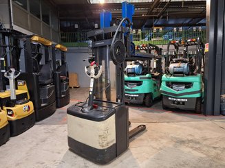 Stacker com condutor a pé Crown WE2300-16
