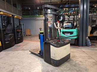 Stacker com condutor a pé Crown WE2300-16