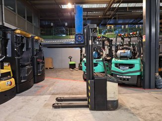Stacker com condutor a pé Crown WE2300-16