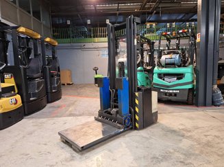 Stacker com condutor a pé Crown WE2300-16