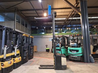 Stacker com condutor a pé Crown WE2300-16