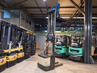 Stacker com condutor a pé Crown WE2300-16