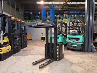 Stacker com condutor a pé Crown WE2300-16