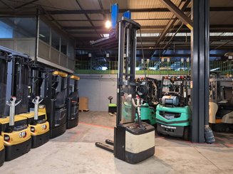 Stacker com condutor a pé Crown WE2300-16