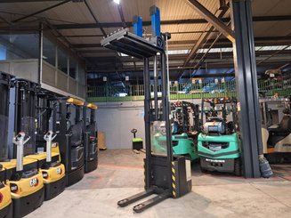 Stacker com condutor a pé Crown WE2300-16