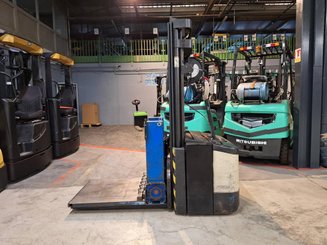 Stacker com condutor a pé Crown WE2300-16