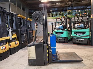 Stacker com condutor a pé Crown WE2300-16