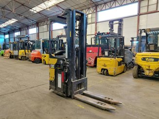 Stacker com condutor transportado Caterpillar NSR20N