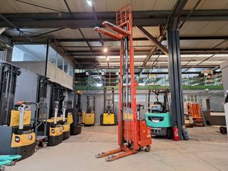 Stacker com condutor a pé BT LSF 1250 EE - 12