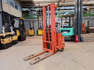 Stacker com condutor a pé BT LSF 1250 EE - 1